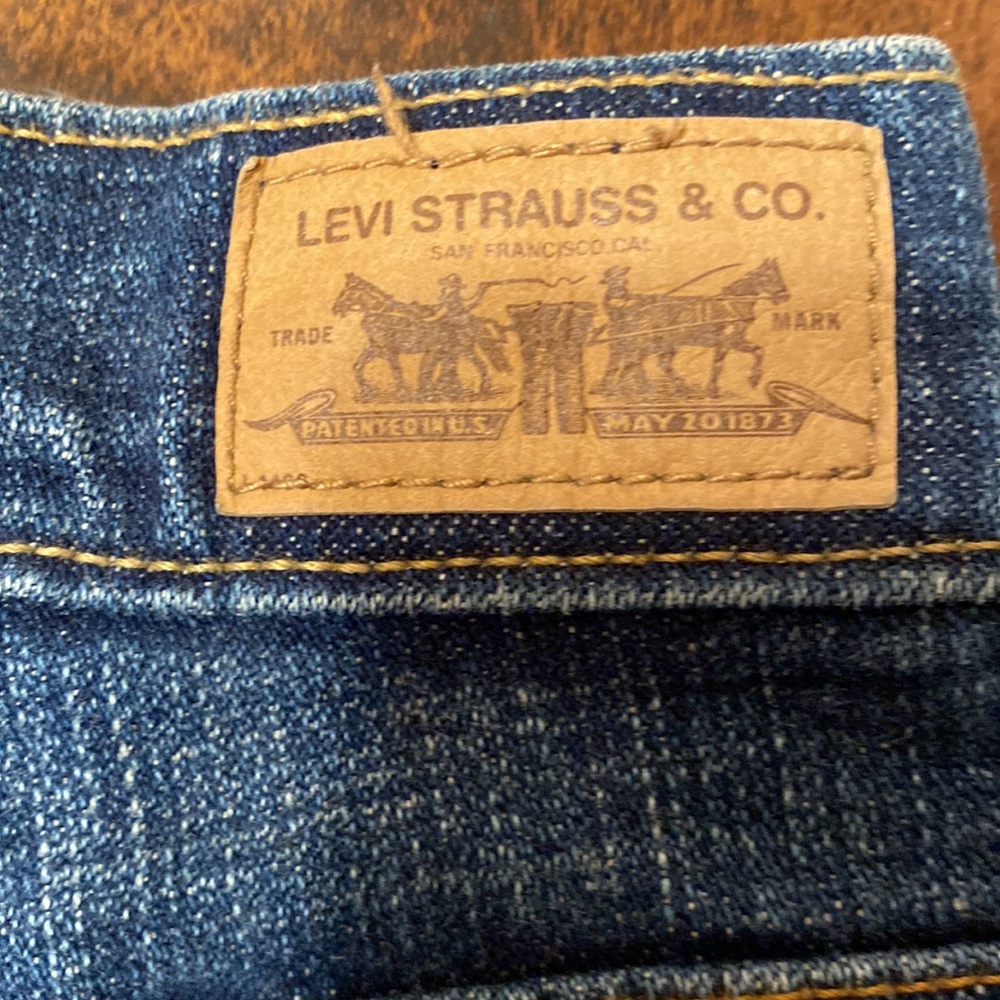 LEVI'S size Medium. - Picture 4 of 8